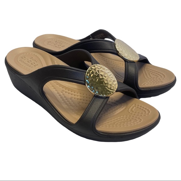 CROCS Size 5 Sanrah Hammered Circle Wedge W/Espresso Gold Relaxed Fit NWT